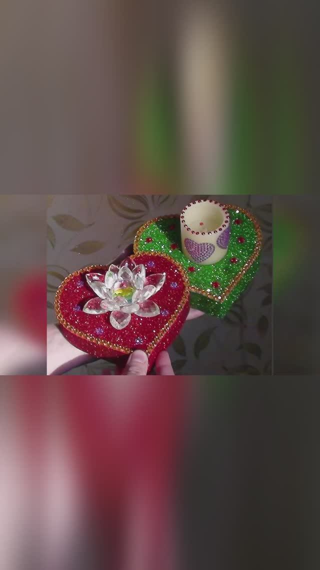 ОРИГИНАЛЬНЫЙ ПОДСВЕЧНИК ЦВЕТНЫЕ СЕРДЕЧКИСО СТЕКЛЯННОЙ КУВШИНКОЙ.РУЧНАЯ РАБОТА.