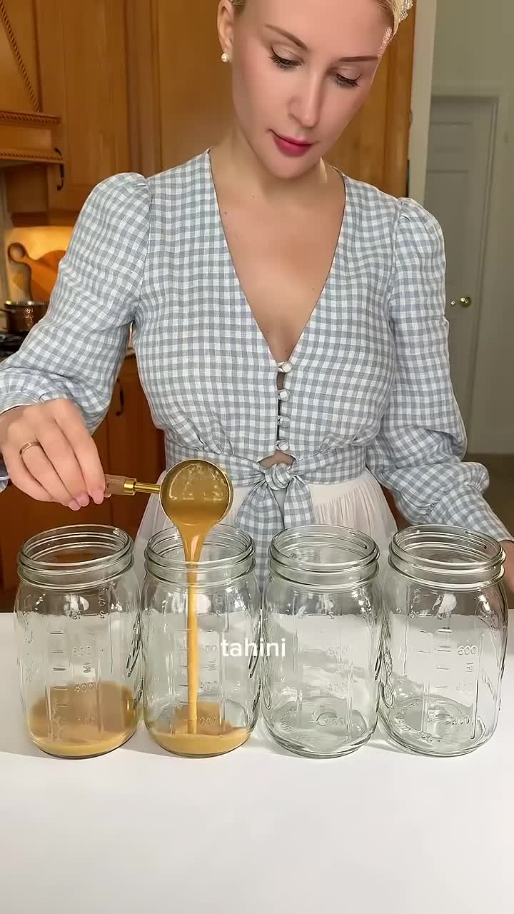 Vegetarian Strawberry Chickpea Quinoa Jar with Creamy Tahini Dressing (851 Cal | 27g Protein) смотреть онлайн