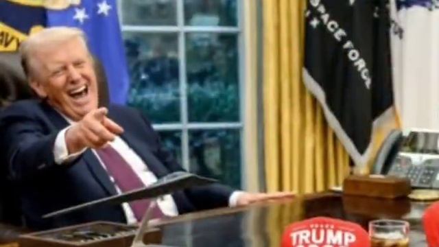 Трамп высмеял лидера демократов Джеффриса в ИИ-видео с кепкой Trump 2028 смотреть онлайн