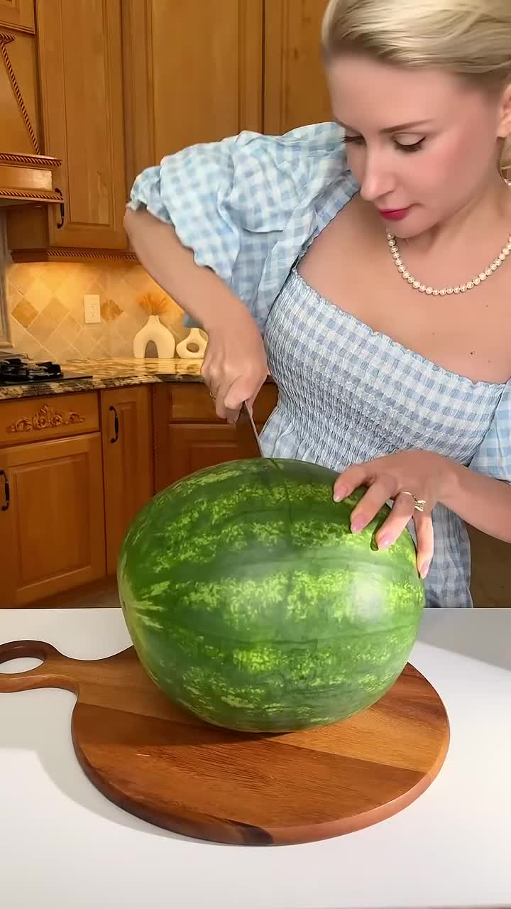 🍉 Easiest Way to Cut a Watermelon (No Mess, No Fork Needed смотреть онлайн