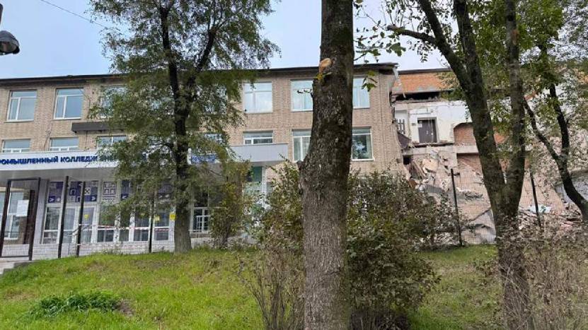 Во Владивостоке произошло обрушение части здания колледжа