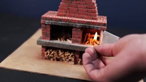 Приготовление пиццы в миниатюрном кирпичном барбекю