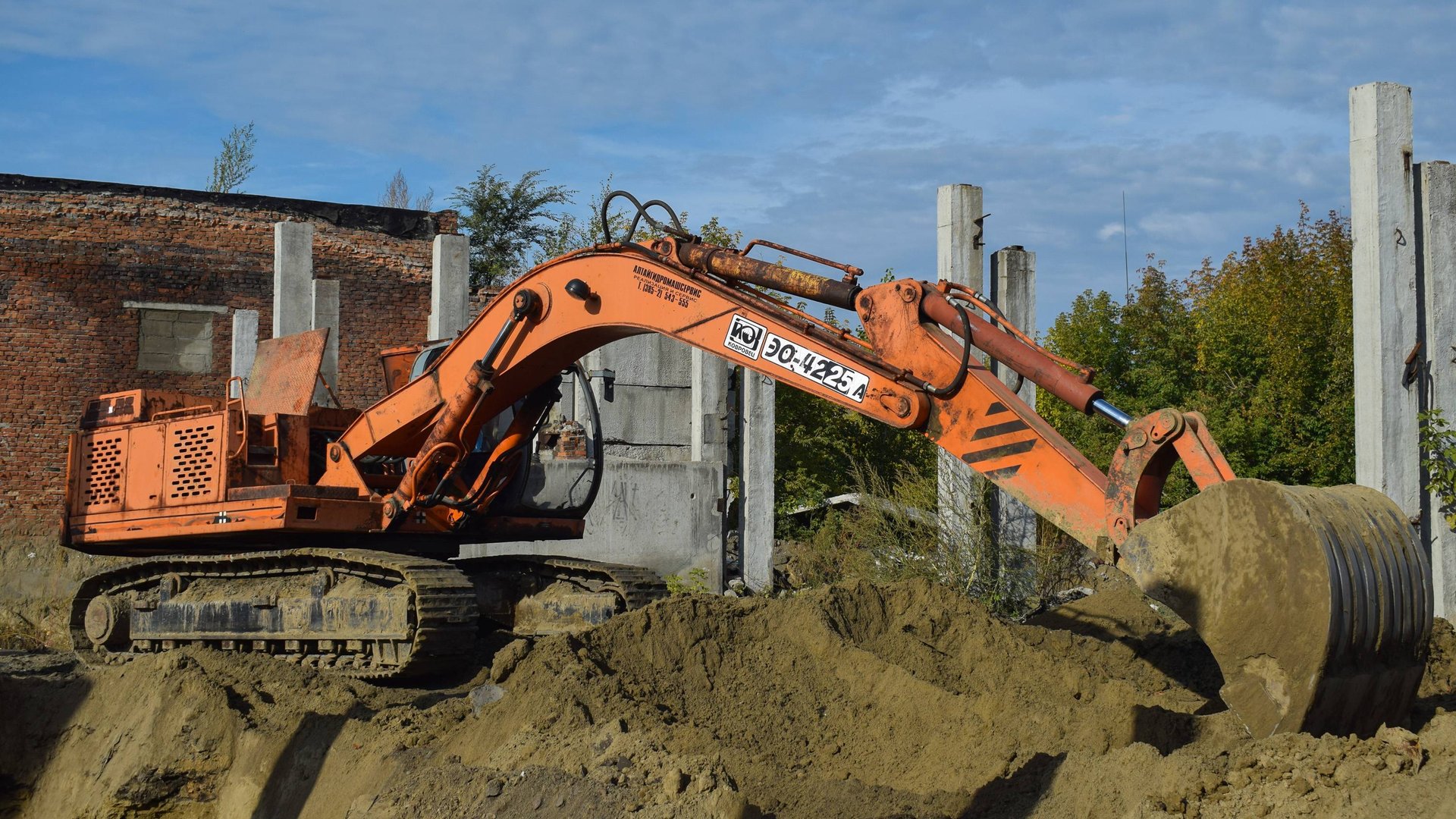 Экскаватор ЭО-4225А-07 "Ковровец". Звук двигателя ЯМЗ-236.