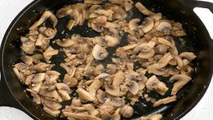 Курица с грибами в сливочно-чесночном соусе