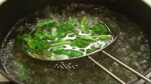 Крабовый салат с брокколи