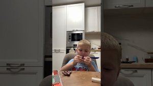 Леплю монстров из пластилина. Лепка. Сидим с бобром за столом, на ужин готовим полено 🌝😂