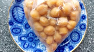 Нут приготовленный впрок. Подготовит заблаговременно, а потом фантазировать блюда.