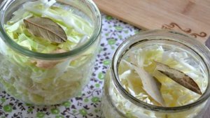 Капуста, маринованная со свеклой в банке