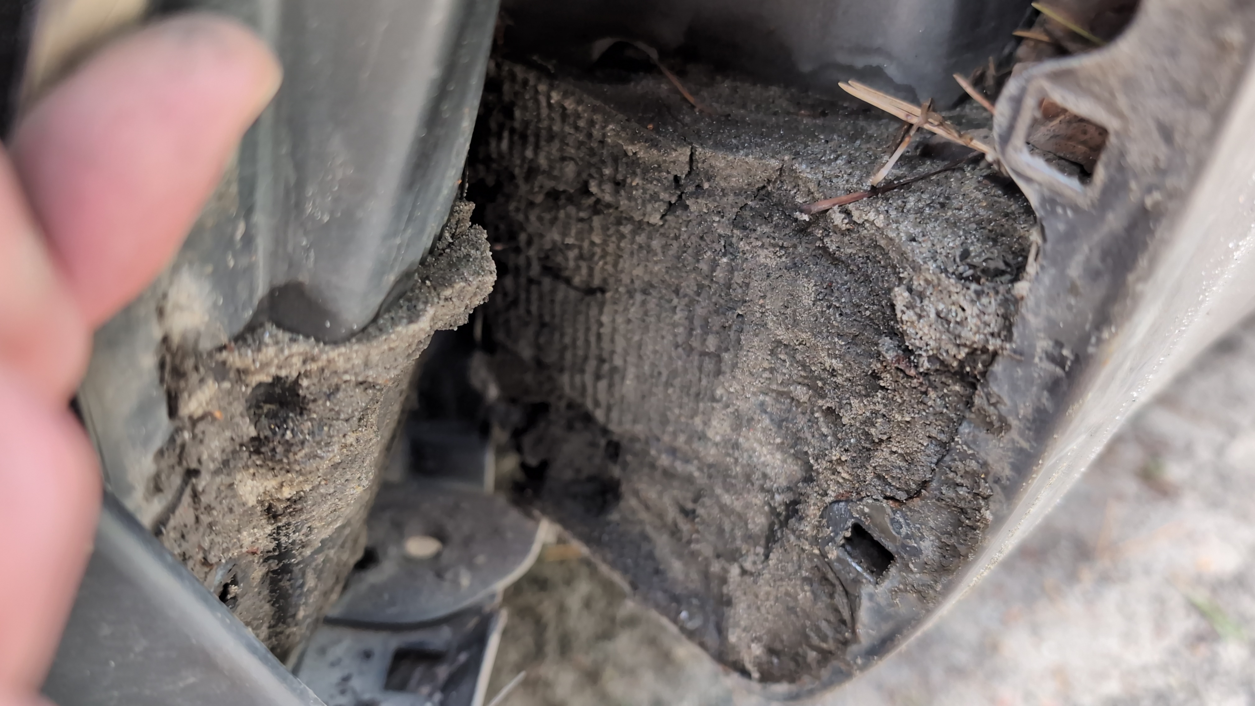 Чистим грязь в подкрылках на Киа Рио 3. смотреть онлайн