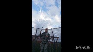 делают трюки на батуте клип-кукла колдуна.эти брюки с палкой.