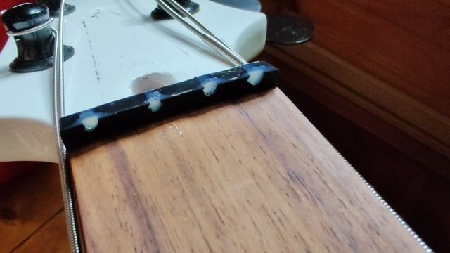 Доработка китайской реплики баса Rickenbacker 4003 леворукой белой смотреть онлайн