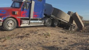 Перевозка очень тяжелого груза на RC грузовике.