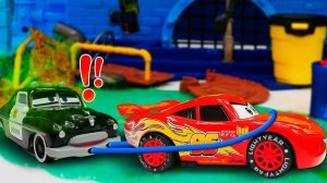 МУЛЬТИКИ ПРО МАШИНКИ 🚗 МОЛНИЯ МАКВИН СТАНОВИТСЯ МОНСТР ТРАКОМ И ГОНЯЕТ С ШЕРИФОМ ПО ГОРАМ 🏔️🏔️🏔️