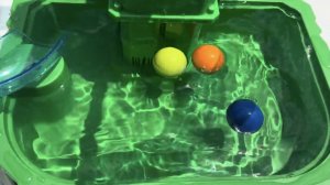 Шарики катятся и плавают