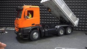 Собрал грузовик на радиоуправлении. Мерседес