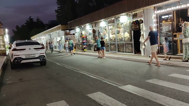 Адлер. Кафе. Гуляем. Покупка.