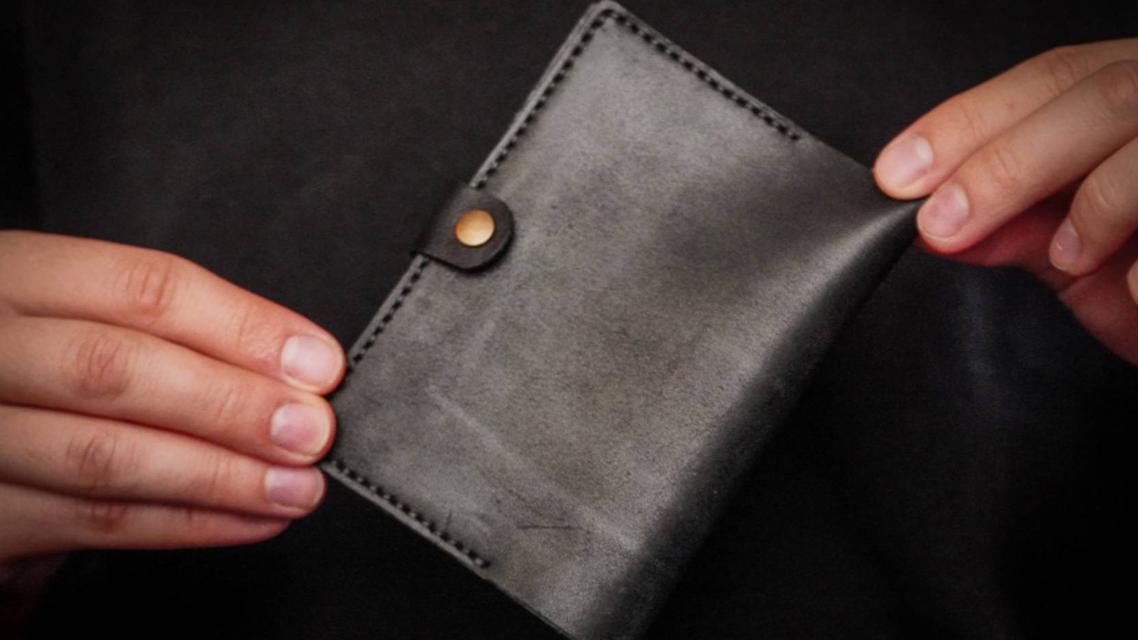 Кожаная обложка на паспорт из черной кожи. смотреть онлайн