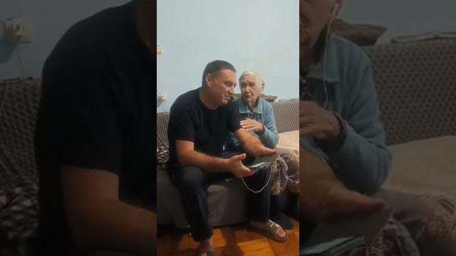 включил в наушники маме их с папой песню рифычпроверит