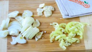 Колбаски по-итальянски с перцем и луком