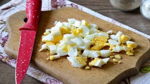 Луковый салат с яйцами