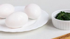 Крашеные яйца шпинатом (зеленые)