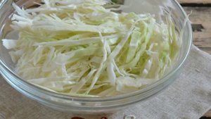 Капуста, маринованная с перцем и луком