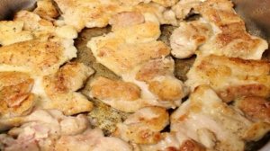 Курица с морковью на сковороде