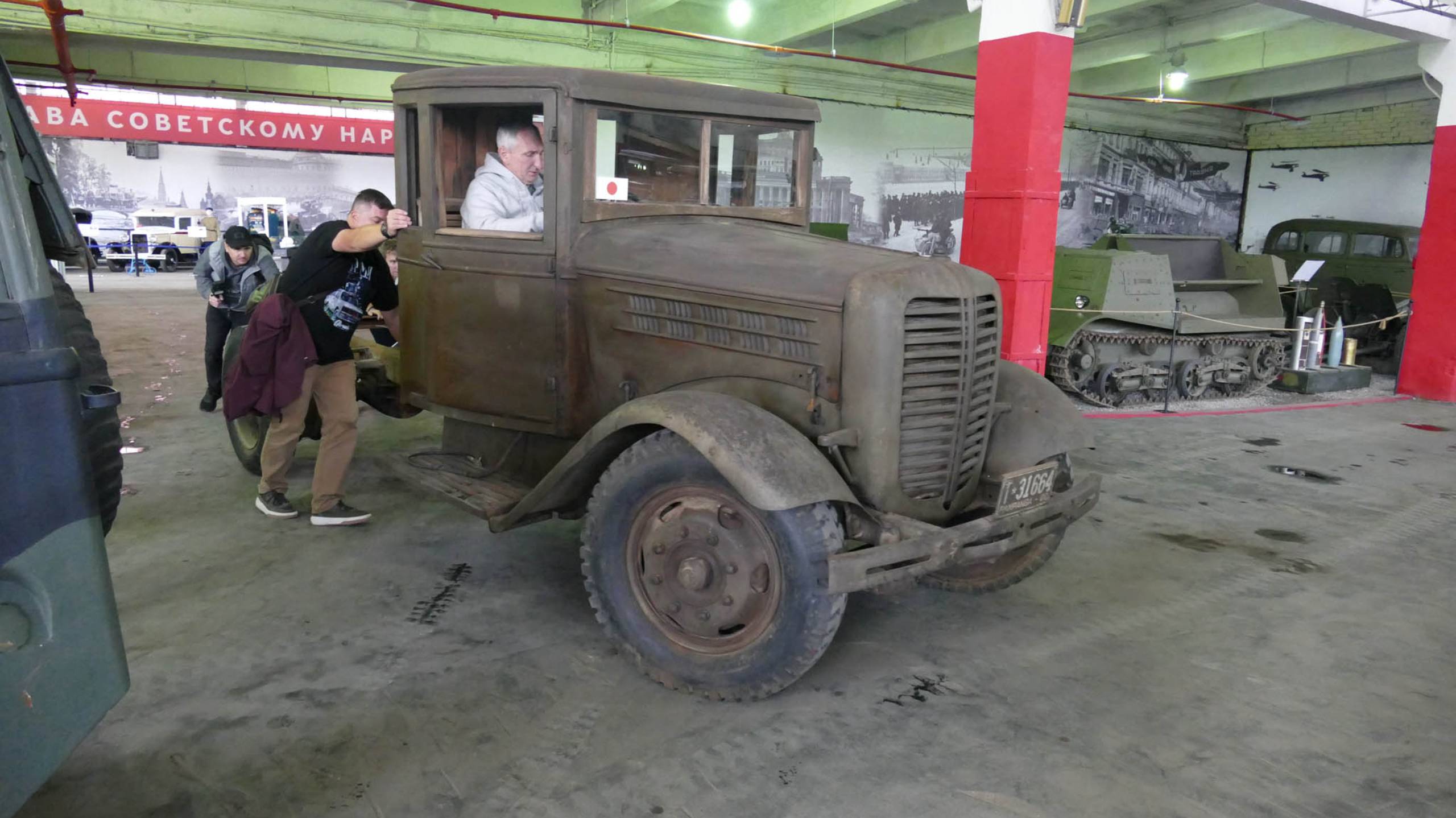Толкание японского грузовика Isuzu TX-40 на выставке "Моторы Войны", 4 октября 2025 смотреть онлайн