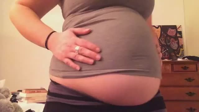 толстый живот у девушки