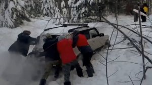 Как едут Нивы с разной подготовкой по глубокому снегу. Перезалив