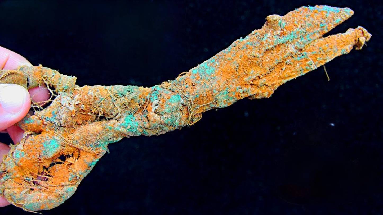 ✂️ Ножницы-кит 200 лет спустя! Что я нашёл внутри шедевра XIX века?! 😱🛠️ смотреть онлайн