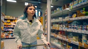 КОШЕЧКА БАТТЕРС ВПЕРВЫЕ В МАГАЗИНЕ | ГУЛЯЕМ НА УЛИЦЕ И КАТАЕМСЯ В ТЕЛЕЖКЕ