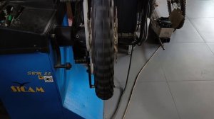 Ремонт и протяжка спиц на колесах Honda Africa Twin.