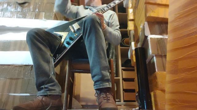 Обзор звука доработанной китайской реплики Gibson Flying-V чёрная с золотом смотреть онлайн