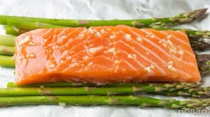 Красная рыба в фольге с лимоном