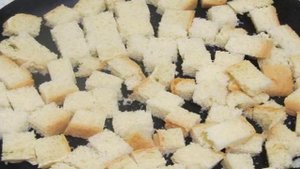 Луковые сухарики к салатам и супам