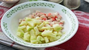 Крабовый салат с яблоками и кукурузой