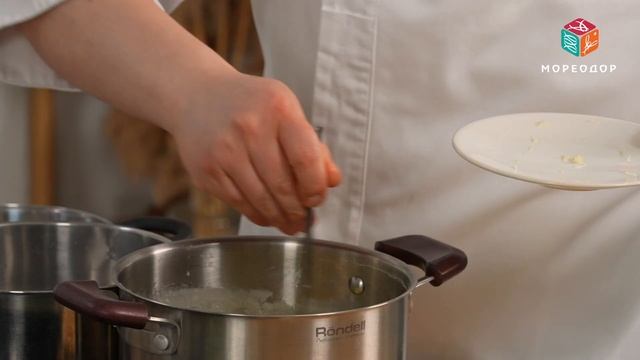 Краб конфи с зелёной спаржей и апельсиновым соусом | Рецепт Сергея Лигая | МОРЕОДОР смотреть онлайн