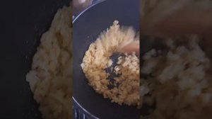 По быстрому готовлю обед мужу на работу.