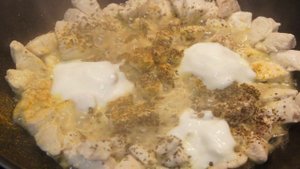 Курица с рисом в сковороде