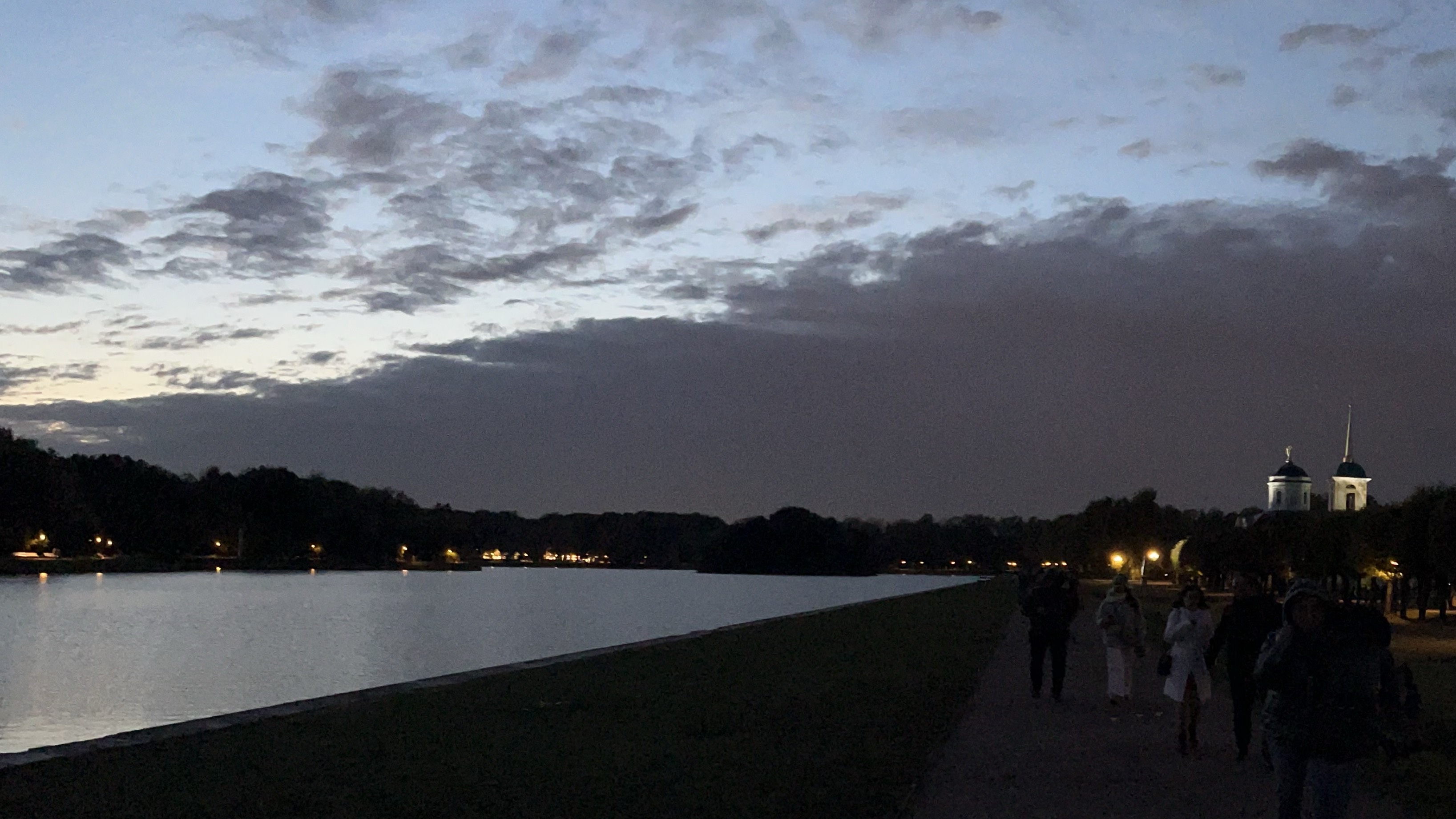 Кусково_на берегу пруда_04-10-2025 смотреть онлайн