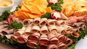 Красивая нарезка колбасы и сыра