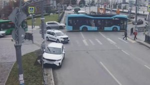 В Екатеринбурге на перекрестке Репина - Малышева водитель снес забор.