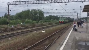 Электровоз 2ЭС4К "Ермак" с грузовым поездом проезжает мимо станции