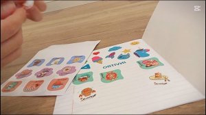 Наклеиваю наклейки в тетрадь