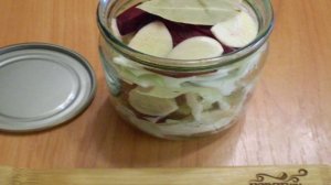 Капуста, маринованная кусочками со свеклой