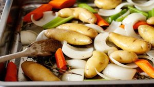 Курица с овощами под соусом