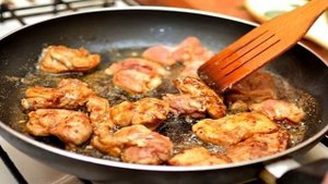 Курица с овощами на сковороде