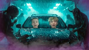 Страшная Мойка в 3 часа ночи ! Спрятались в Машине!