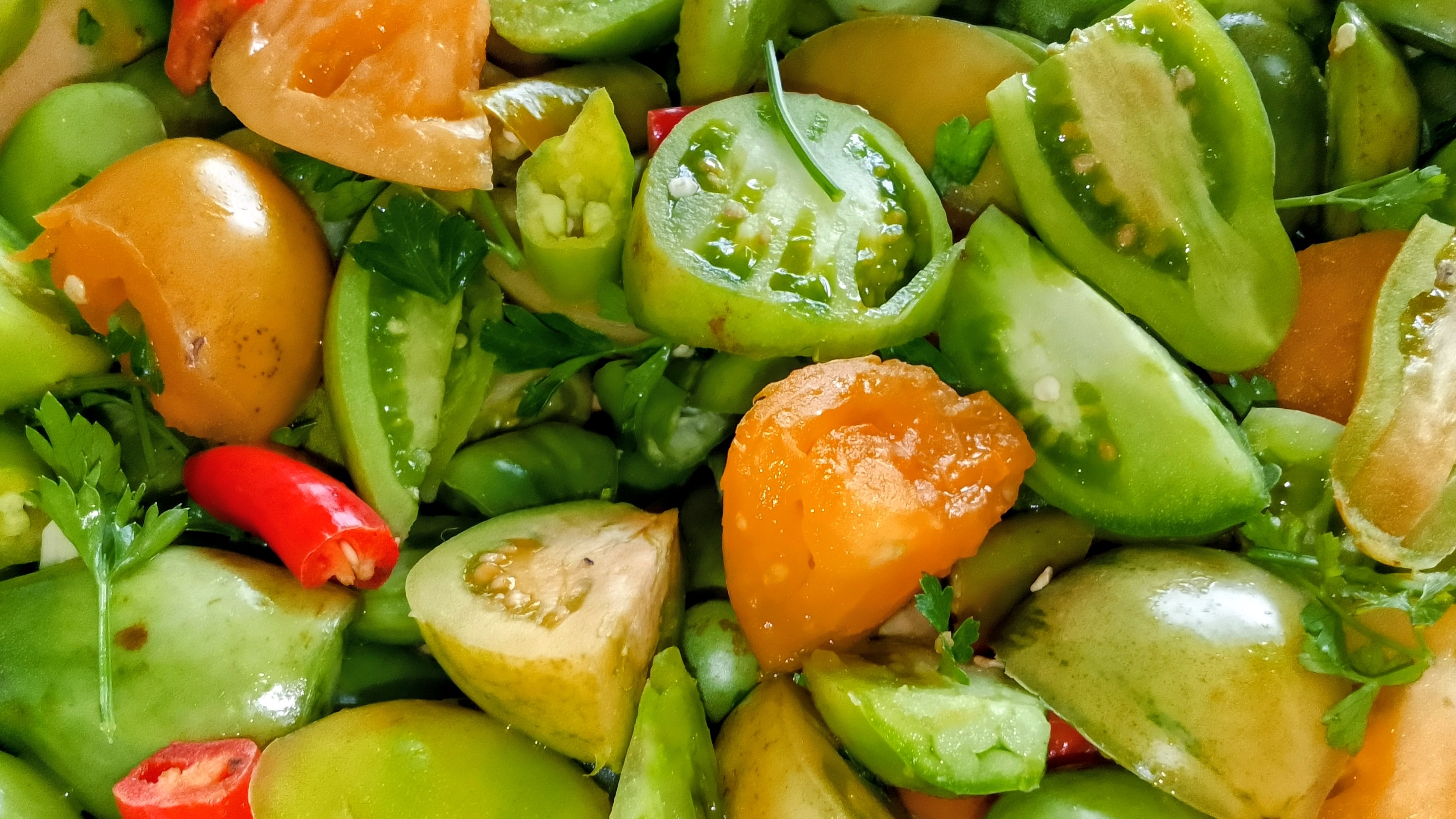 Зелёные Помидоры с чесноком и перцем в кастрюле смотреть онлайн